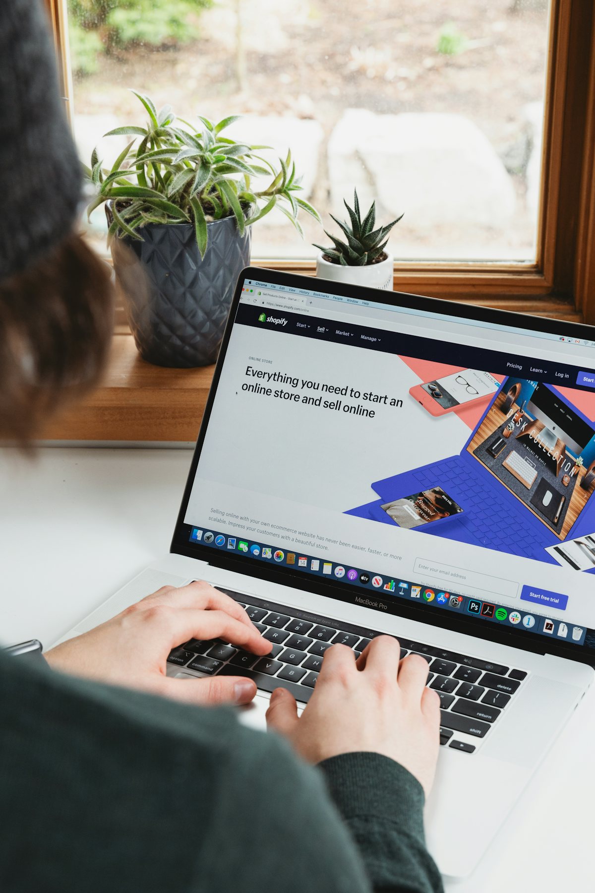 ノートパソコンで無料体験に申し込むイメージ