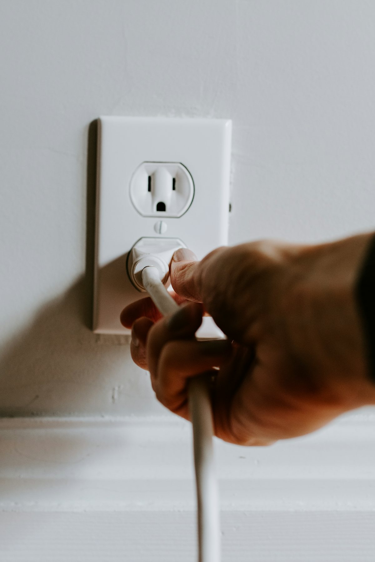 充電器をコンセントに挿すイメージ