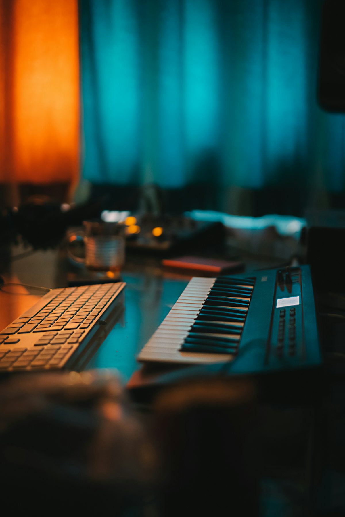 MIDIキーボードのある机のイメージ