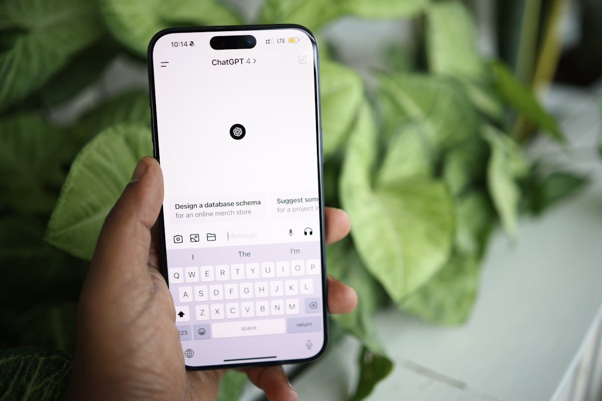 スマホで資料を確認するイメージ